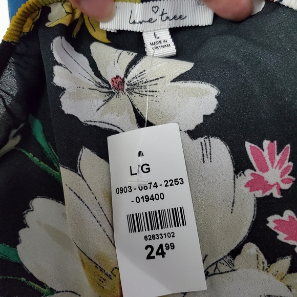 Love Tree Floral V-neck Sleeveless Top - Picture 4 of 4